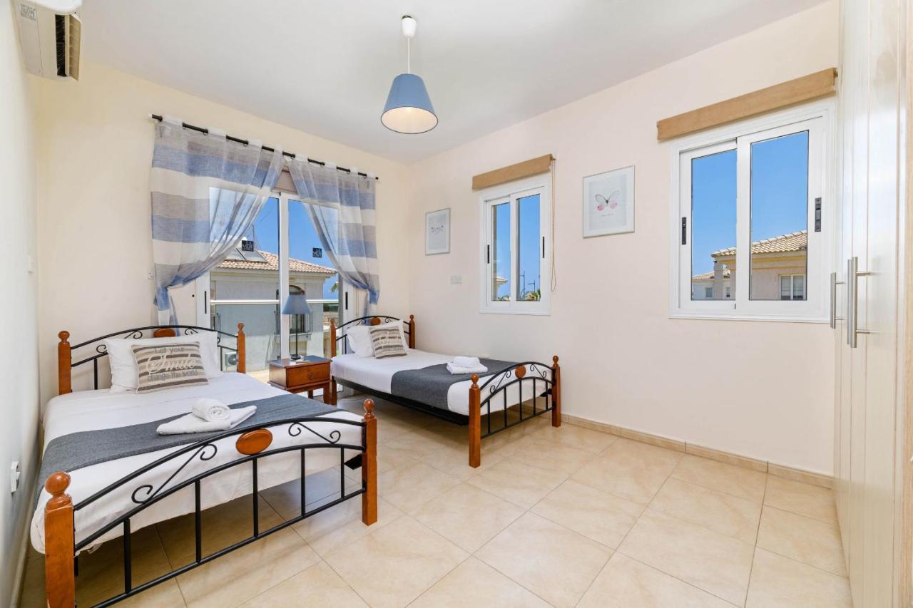 Blue Water Bay Villas Paralimni Eksteriør billede