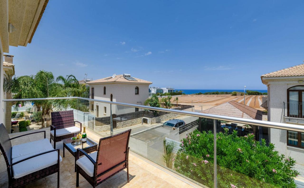 Blue Water Bay Villas Paralimni Eksteriør billede
