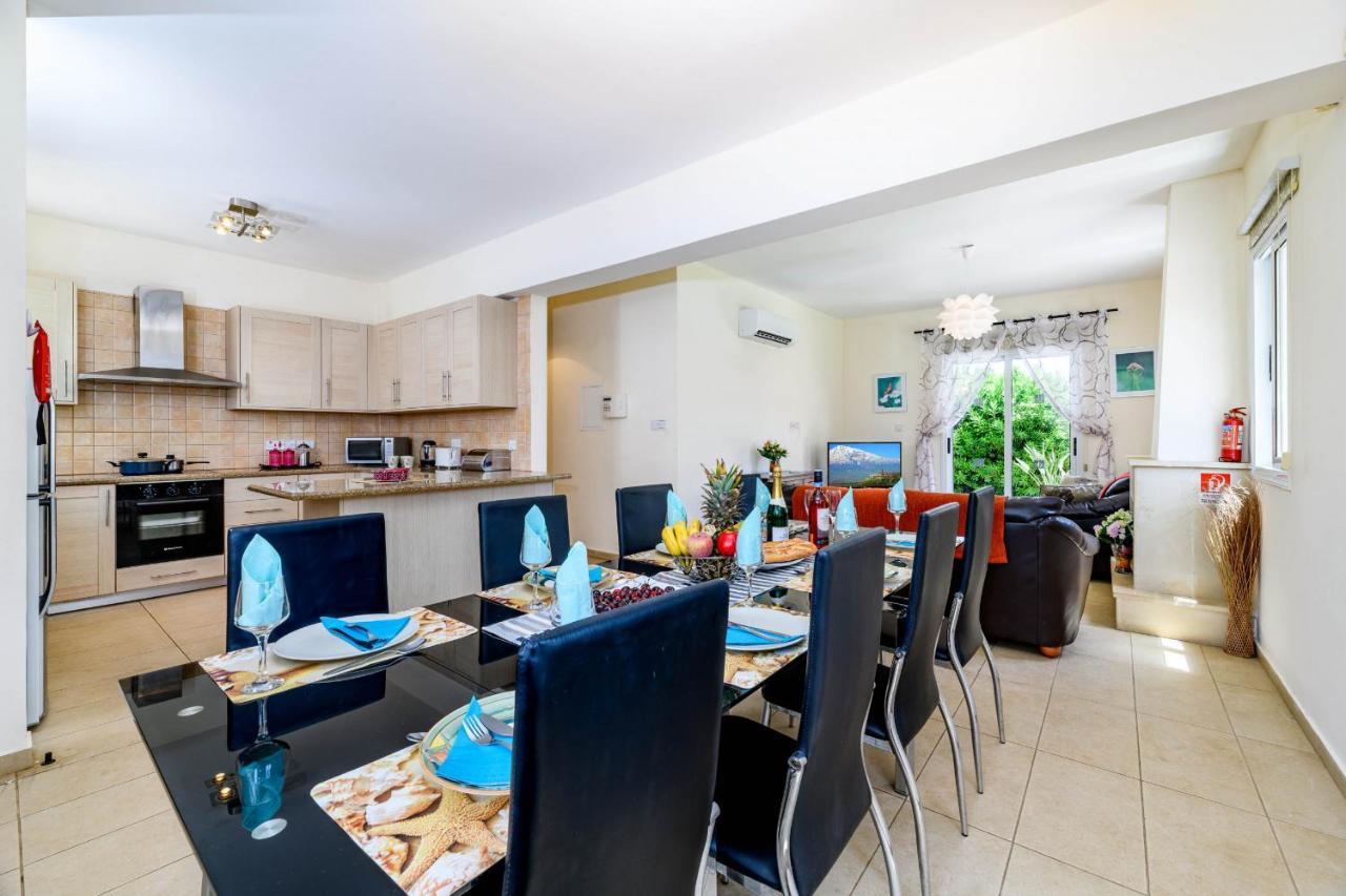 Blue Water Bay Villas Paralimni Eksteriør billede