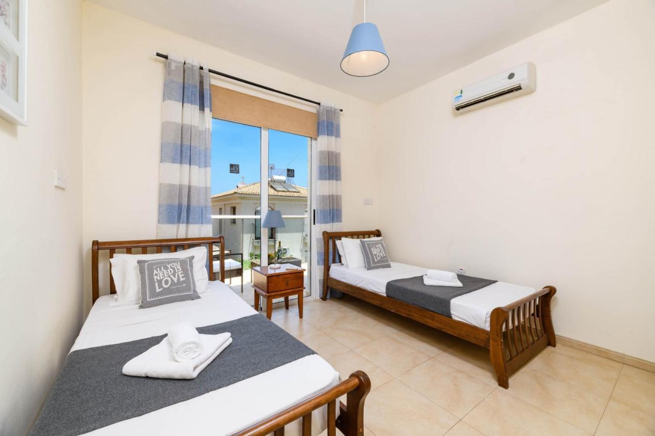 Blue Water Bay Villas Paralimni Eksteriør billede