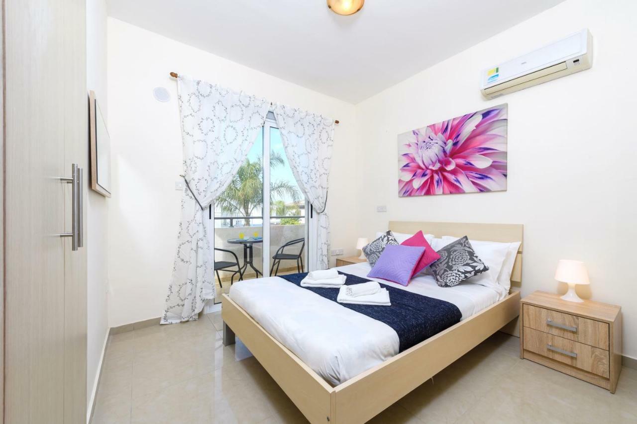 Blue Water Bay Villas Paralimni Eksteriør billede