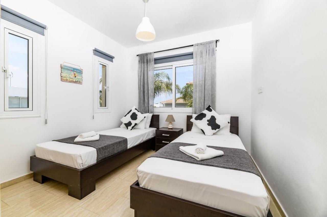 Blue Water Bay Villas Paralimni Eksteriør billede