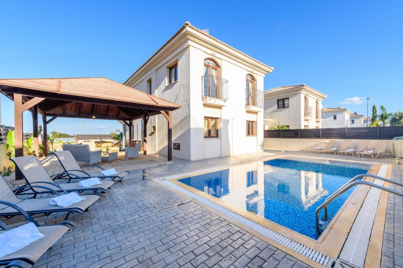 Blue Water Bay Villas Paralimni Eksteriør billede