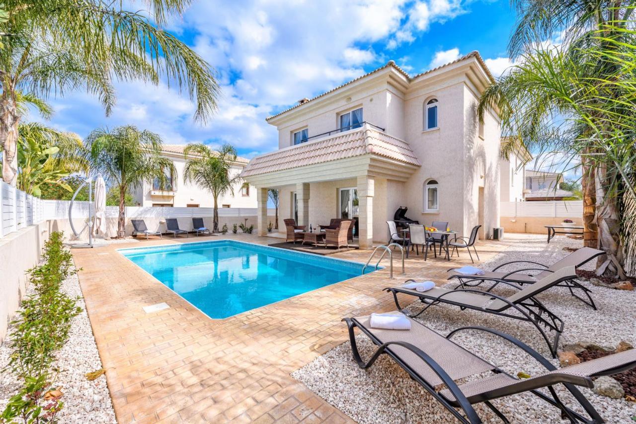 Blue Water Bay Villas Paralimni Eksteriør billede