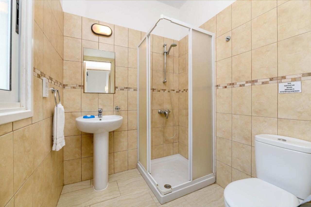 Blue Water Bay Villas Paralimni Eksteriør billede