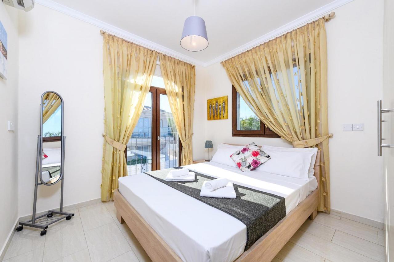 Blue Water Bay Villas Paralimni Eksteriør billede