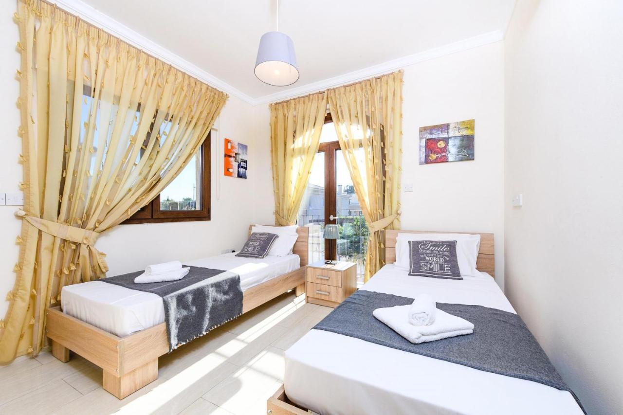 Blue Water Bay Villas Paralimni Eksteriør billede