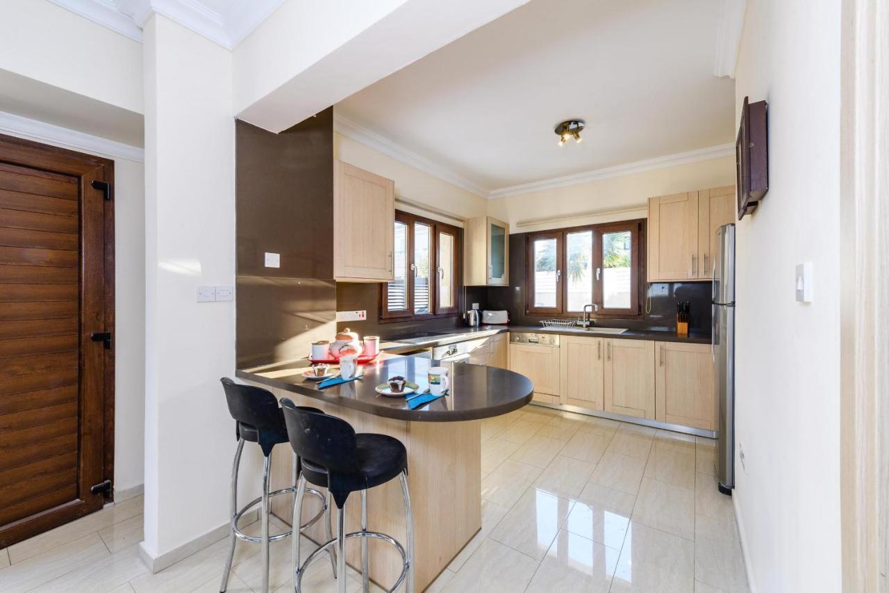 Blue Water Bay Villas Paralimni Eksteriør billede