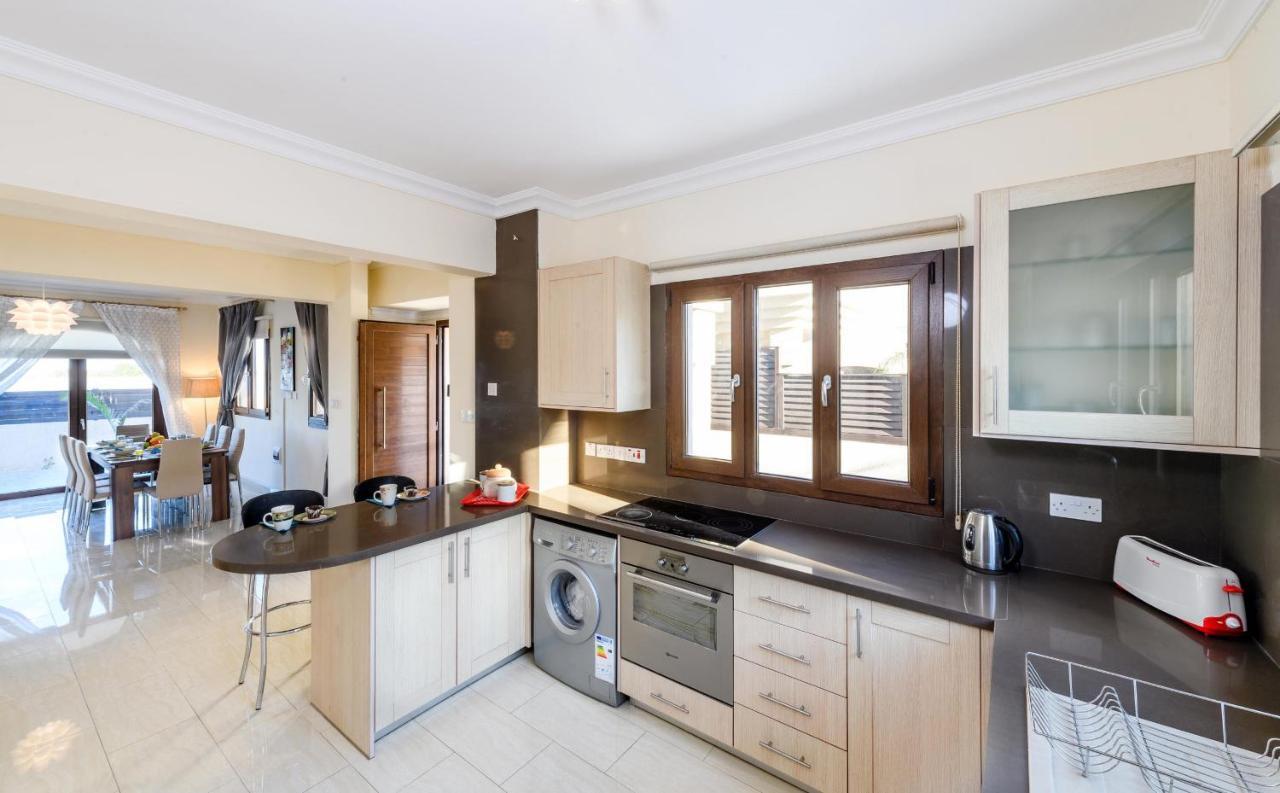 Blue Water Bay Villas Paralimni Eksteriør billede
