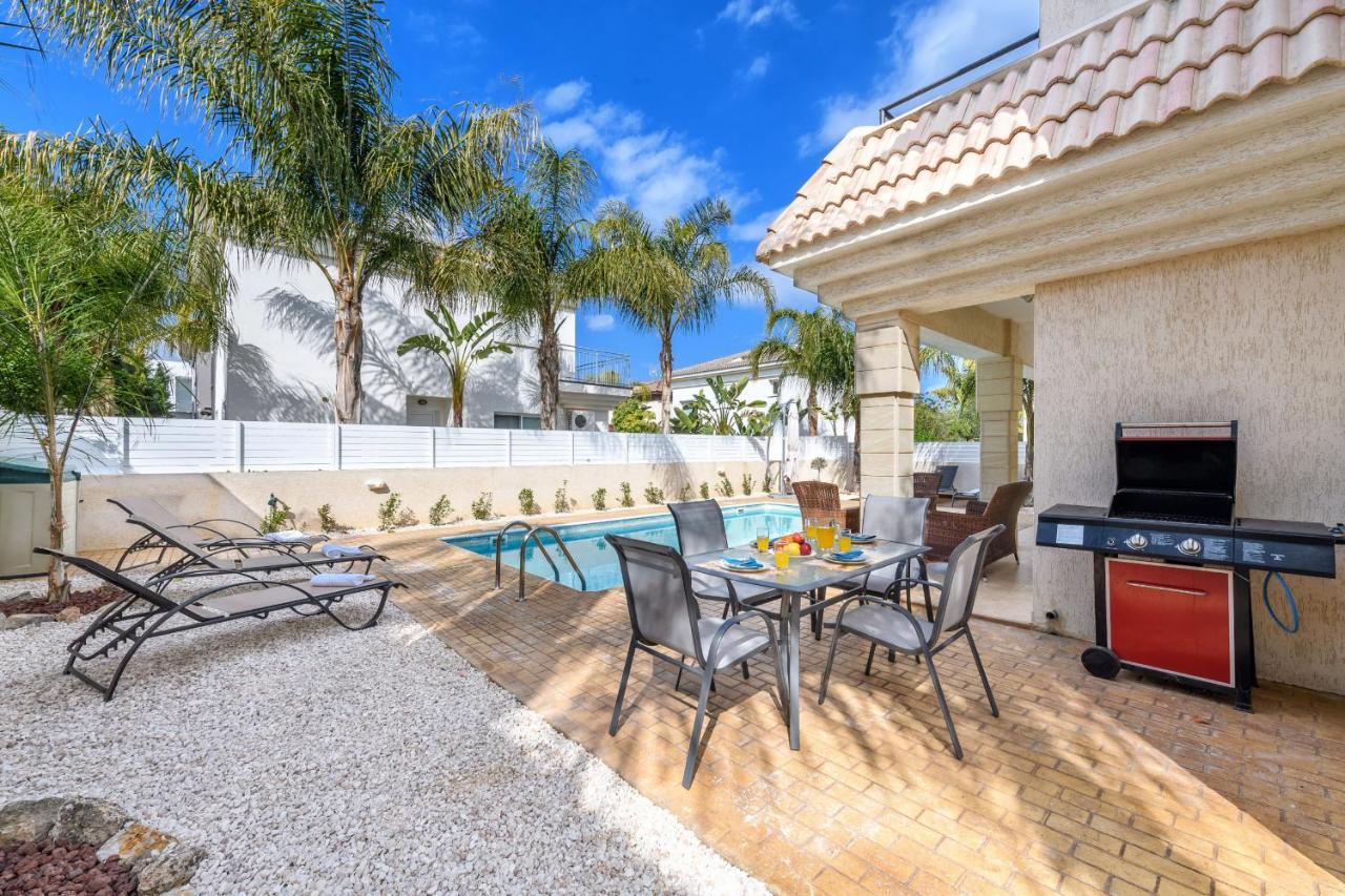 Blue Water Bay Villas Paralimni Eksteriør billede