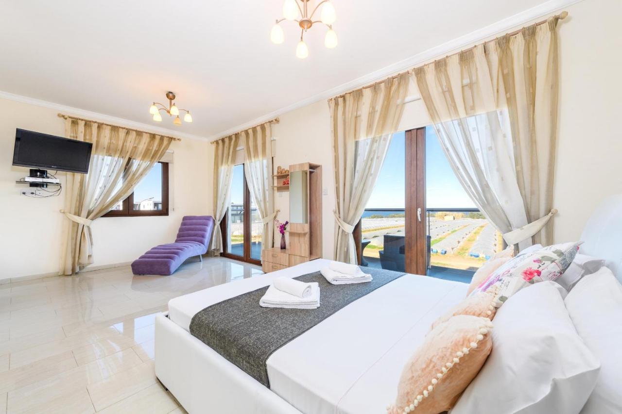 Blue Water Bay Villas Paralimni Eksteriør billede